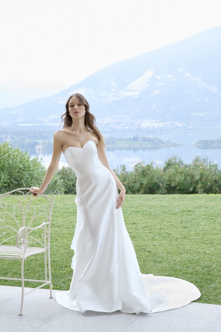 Fay è un abito da sposa firmato Rovi Sposi che incarna l'eleganza senza tempo.